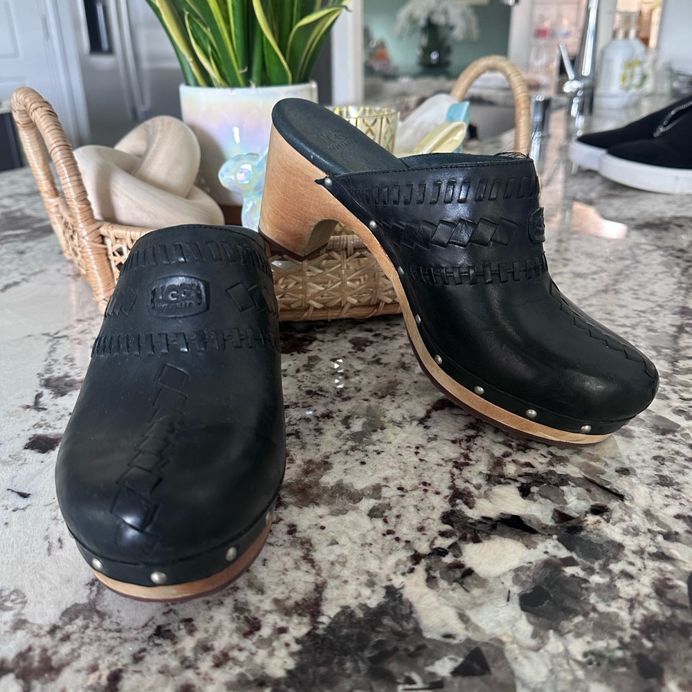 UGG Australia Women’s Black Vivica Clogs